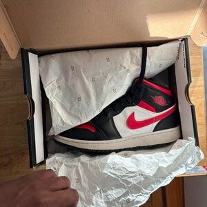Jordan 1 Mid ‘Bred Toe’